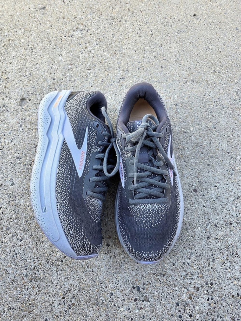 Brooks Ghost Max Athletic Shoes Gray & White US 9